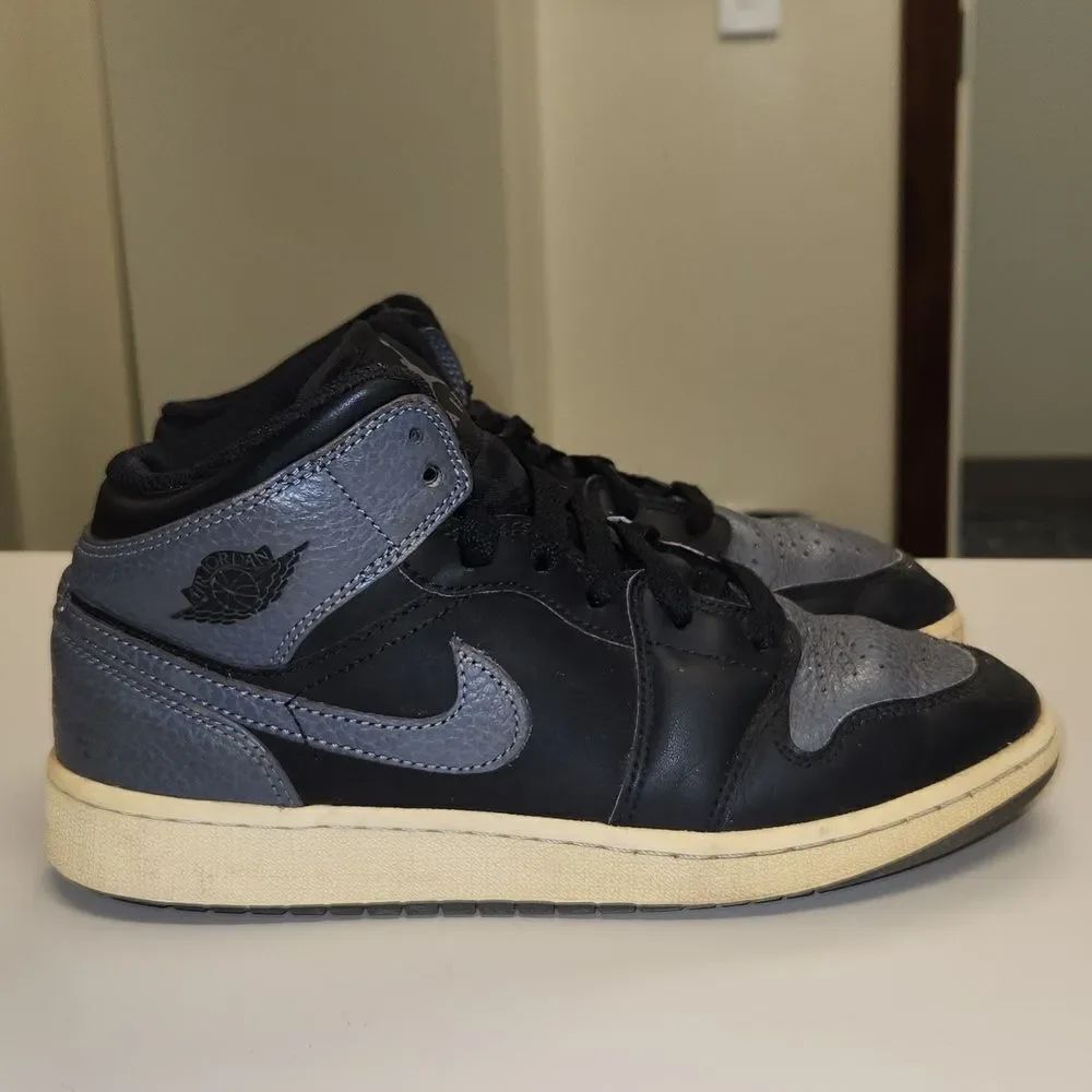 Nike Jordan 1 Mid Shoes 5.5Y Black/Gray 554725-041. 2017